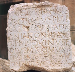 Libanon, Baalbek, Velký dvůr, kámen s věnováním Hadriánovi, 2. století našeho letopočtu